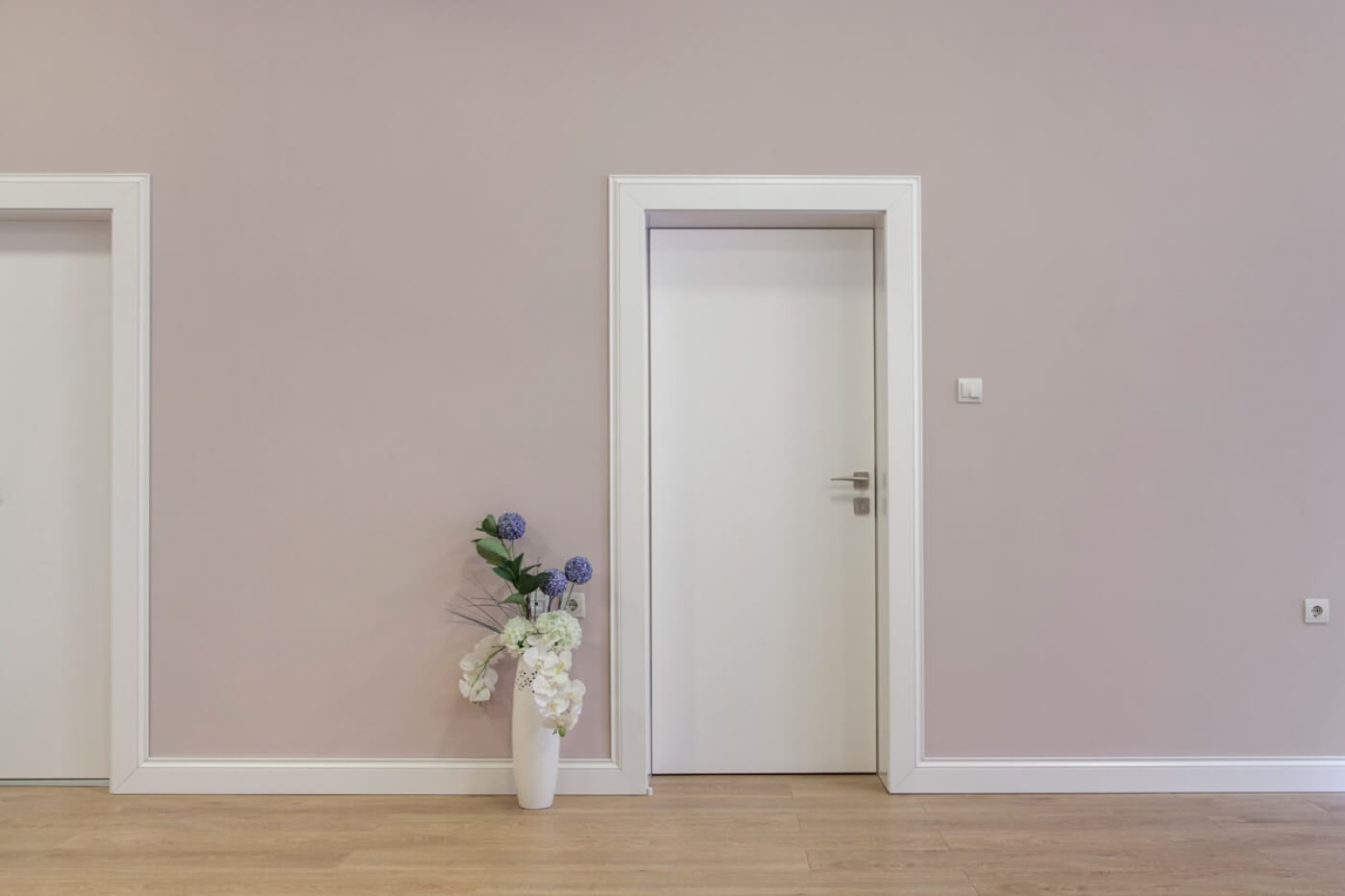 Съчетание цвета на интериорна врата с подовата настилка