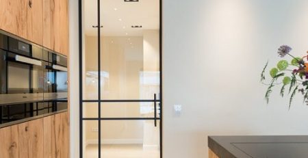 Модерен дизайн за изцяло остъклена интериорна врата