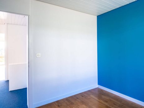Боядисана в синьо и бяло стая с ламинирана подова настилка