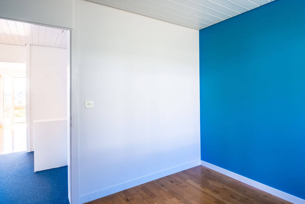 Боядисана в синьо и бяло стая с ламинирана подова настилка