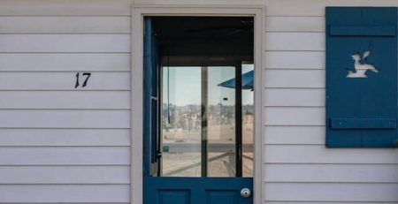 Синя входна врата на къща